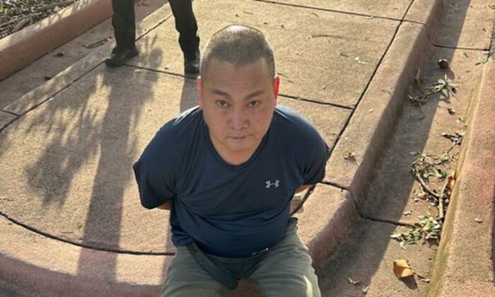 El sospechoso de asesinato, Wu Chen, luego de su arresto en Florida, el 22 de noviembre de 2022. Chen era buscado en relación con un cuádruple homicidio en Oklahoma. (U.S. Marshals)
