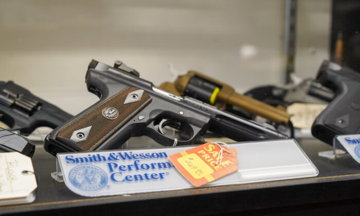 Una pistola exhibida en la tienda Gun Lady, en el centro de Port Jervis, Nueva York, el 10 de octubre de 2022. (Cara Ding/The Epoch Times)
