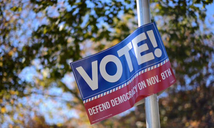 Cartel del Partido Demócrata anima a la gente a votar en las elecciones generales de mitad de período en Filadelfia el 7 de noviembre de 2022. (Mark Makela/Getty Images)