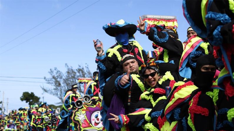 Cientos de personas fueron registradas este miércoles, 28 de diciembre, al desfilar en carrozas, durante el desfile del Festival de Las Máscaras, que conmemora el Día de los Santos Inocentes, en Hatillo (Puerto Rico). EFE/Thais Llorca