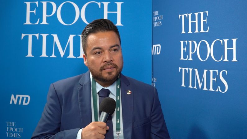 Carlos Ramírez, el delegado en México de la fundación española Abogados Cristianos  en una entrevista con The Epoch Times durante la primera edición de la Conferencia Política de Acción Conservadora (CPAC) en México, el 18 de noviembre de 2022, Ciudad de México. (Captura de pantalla/The Epoch Times)