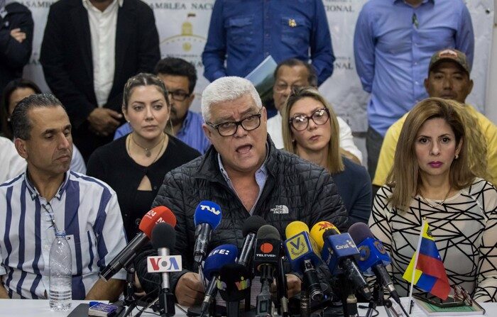 El opositor venezolano Alfonso Marquina (Centro) habla en una rueda de prensa, en Caracas, Venezuela. EFE/MIGUEL GUTIÉRREZ