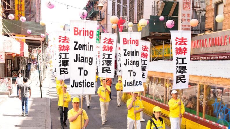 Practicantes de Falun Gong participan en un desfile para conmemorar el 23 aniversario de la persecución de esta disciplina espiritual en China, en el barrio chino de Nueva York, el 10 de julio de 2022. (Larry Dye/The Epoch Times)