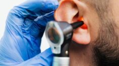 El riesgo de pérdida auditiva súbita se duplica en adultos mayores tras vacunas COVID