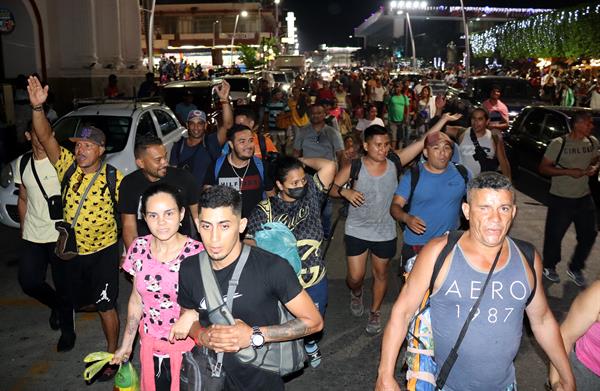 Migrantes caminan en caravana en la ciudad de Tapachula en el estado de Chiapas (México). EFE /Juan Manuel Blanco