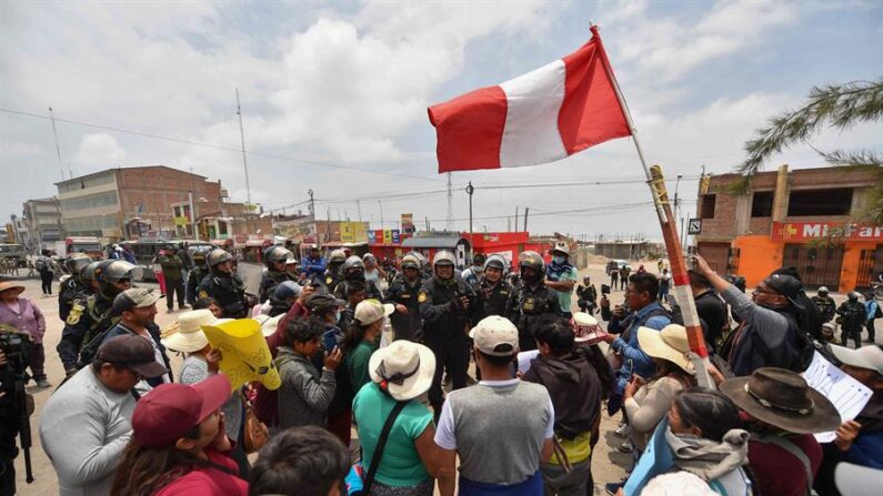 Policías peruanos fueron registrados este jueves, 15 de diciembre, al hablar con ciudadanos en una de las calles de Arequipa (Perú). EFE/José Sotomayor