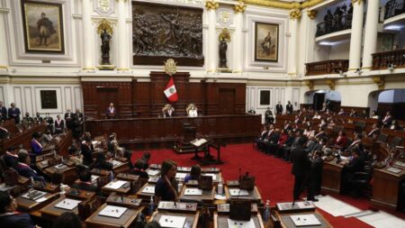 Congreso de Perú ratifica decisión de analizar posible adelanto de elecciones