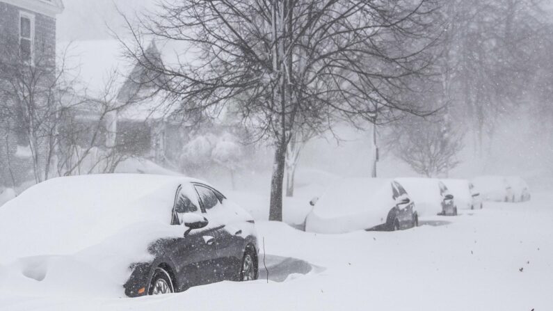 Automóviles cubiertos de nieve mientras una gran tormenta invernal, que está afectando a gran parte de Estados Unidos, continúa azotando Buffalo, Nueva York, el 24 de diciembre de 2022. (EFE/EPA/JALEN WRIGHT)