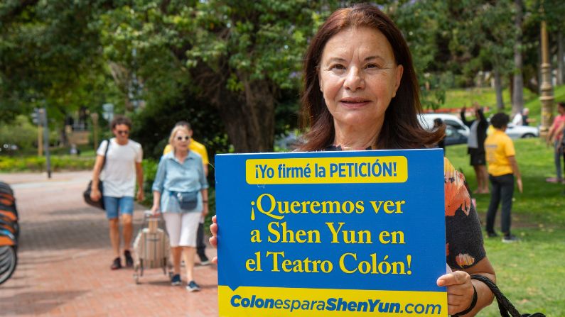 Una mujer mostrando un cartel con la leyenda "Yo firmé la PETICIÓN" para que Shen Yun Performing Arts se presente en el prestigioso Teatro Colón de Buenos Aires, Argentina, el 19 de noviembre de 2022. (Cortesía de Sara Almaraz)