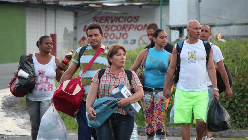 Vista de varios inmigrantes cubanos esperan ser ubicados en hoteles en Paso Canoas (Panamá). Imagen de archivo. EFE/Marcelino Rosario