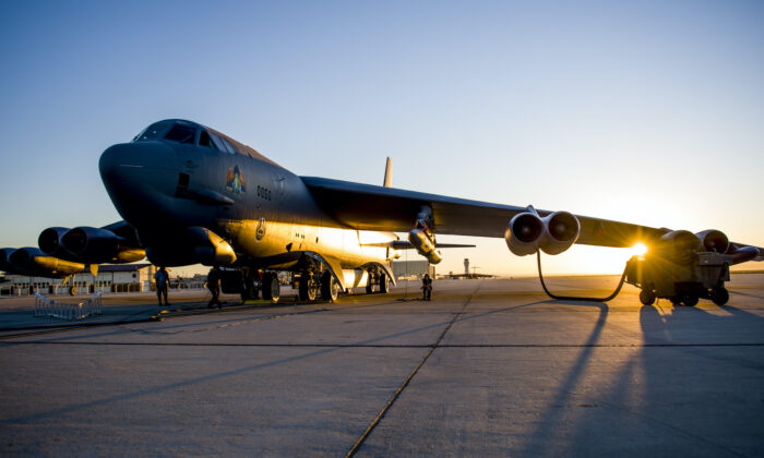 Un B-52H Stratofortress, asignado al Escuadrón de Pruebas de Vuelo 419, se somete a procedimientos previos al vuelo en la Base de la Fuerza Aérea Edwards, California, el 8 de agosto de 2020. (Giancarlo Casem/Fuerza Aérea de EE.UU.)
