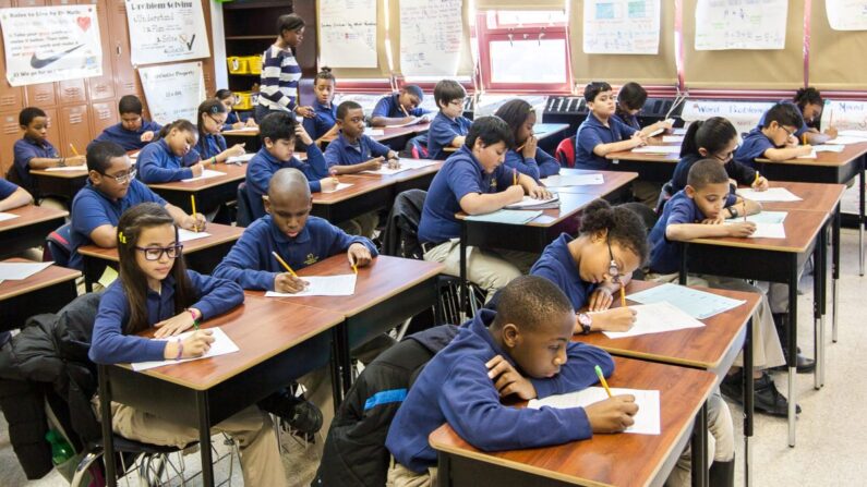 Alumnos de quinto curso durante su clase en la escuela subvencionada Achievement First Bushwick en Brooklyn, Nueva York, 30 de enero de 2014. (Petr Svab/Epoch Times)