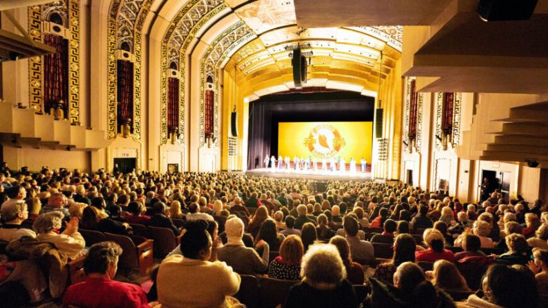 Shen Yun Performing Arts abre el telón en The Bushnell, The William H. Mortensen Hall, en Hartford, Connecticut, el 8 de febrero de 2020. (Edward Dye/The Epoch Times)