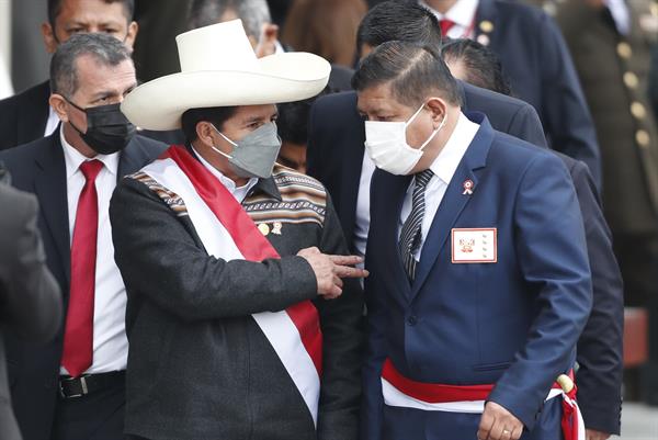 Foto de archivo del expresidente de Perú Pedro Castillo (i), junto al exministro de Defensa Wálter Ayala (d). EFE/Paolo Aguilar
