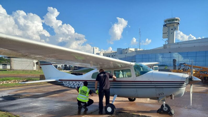 Avioneta retenida en el aeropuerto Silvio Pettirossi, que sirve a Asunción, Paraguay, el 30 de noviembre de 2022. (Secretaría Nacional Antidrogas de Paraguay)
