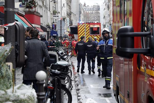 Efectivos de la policía y los servicios de emergencia en el lugar del tiroteo ocurrido en París, el 23 de diciembre de 2022. FE/EPA/TERESA SUAREZ
