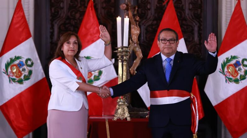 Fotografía cedida por la Presidencia de Perú de la presidenta, Dina Boluarte, durante el nombramiento de Luis Alberto Otárola (d), antiguo ministro de Defensa, como nuevo jefe de gabinete, el 21 de diciembre de 2022, en Lima (Perú). EFE/ Presidencia De Perú 