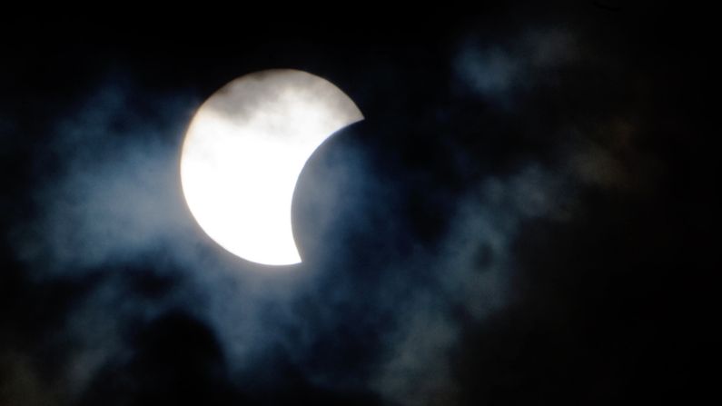 Esta imagen tomada el 3 de noviembre de 2013 muestra un raro eclipse solar híbrido a través de las nubes desde la isla canaria de Tenerife.  (DESIREE MARTIN/AFP via Getty Images)