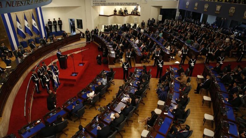 Vista de una sesión de la Asamblea Legislativa en San Salvador (El Salvador), en una fotografía de archivo. EFE/Rodrigo Sura