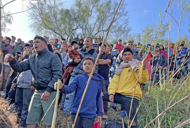 Un grupo de migrantes espera para cruzar el río Bravo hoy, en la ciudad de Matamoros (México, el 21 de diciembre de 2022). (EFE/ Abraham Pineda Jácome)