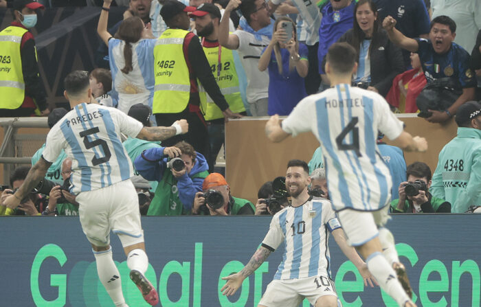 Lionel Messi de Argentina celebra un gol este domingo, en la final del Mundial de Fútbol Qatar 2022 entre Argentina y Francia en el estadio de Lusail, Catar, 18 de diciembre de 2022. EFE/ Juan Ignacio Roncoroni