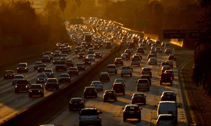 El tráfico pesado obstruye la autopista 101 en Los Ángeles, el 29 de agosto de 2014. (Mark Ralston/AFP/Getty Images)