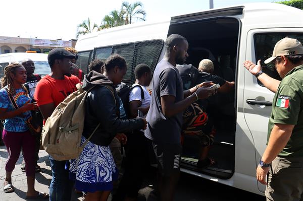 Migrantes de diversas nacionalidades se entregan a personal del Instituto Nacional de Migración (INM), en la ciudad de Tapachula, estado de Chiapas (México), el 20 de diciembre de 2022. EFE/Juan Manuel Blanco
