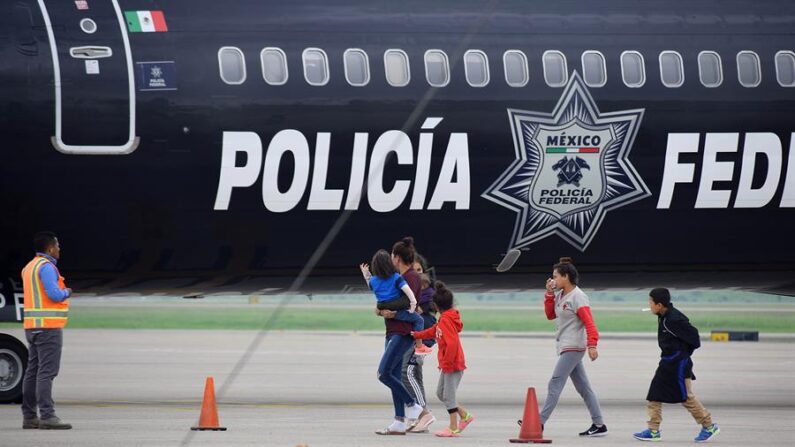 Fotografía de archivo de un grupo de migrantes hondureños que hacía parte de la caravana rumbo a EE.UU. y llega en un avión de la policía mexicanaal aeropuerto Ramón Villeda Morales, cerca de San Pedro Sula (Honduras). EFE/ José Valle