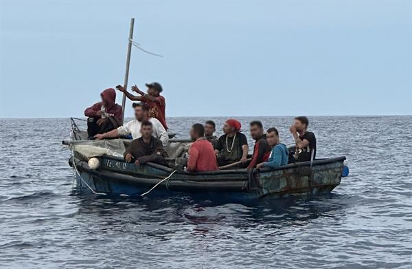 Una embarcación precaria con varios inmigrantes cubanos abordo interceptada el 22 de diciembre de 2022 cerca de Boca Ratón, Florida, EE.UU. (EFE/ Guardia Costera EE.UU.)
