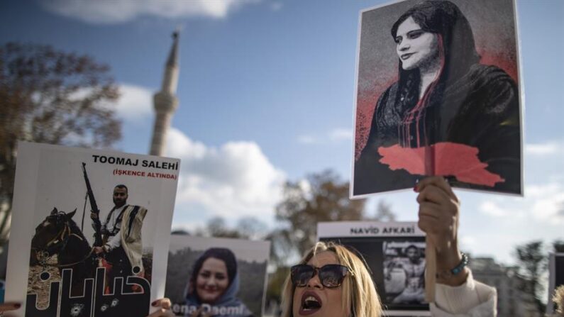 Imagen de archivo de una manifestación en Estambul (Turquía) después de la muerte Mahsa Amini tras ser detenida por la policía iraní de la moral. EFE/EPA/Erdem Sahin 
