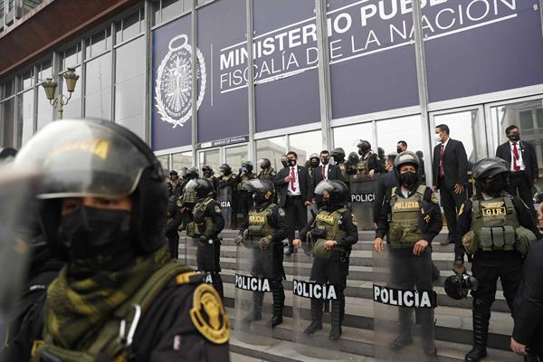 Fotografía de archivo en la que se registró a miembros de la policía al vigilar la entrada de la Fiscalía de la Nación, en Lima (Perú). EFE/Paolo Aguilar
