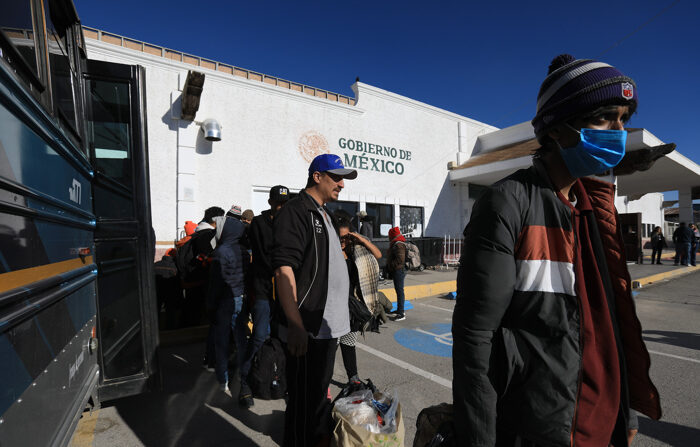 Una fotografía de inmigrantes ilegales a su llegada a la frontera norte de México, en Ciudad Juárez, estado de Chihuahua, México. En su travesía, fueron secuestrados en el norteño estado de Durango, por grupos de la delincuencia organizada, el 12 de diciembre de 2022. EFE/Luis Torres