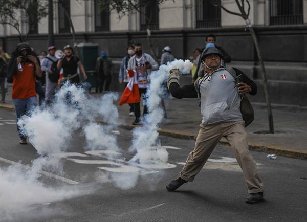 Manifestantes se enfrentan con la Policía y reclaman el cierre del Congreso y la convocatoria a elecciones generales en Lima (Perú), el 12 de diciembre de 2022. EFE/Aldair Mejía
