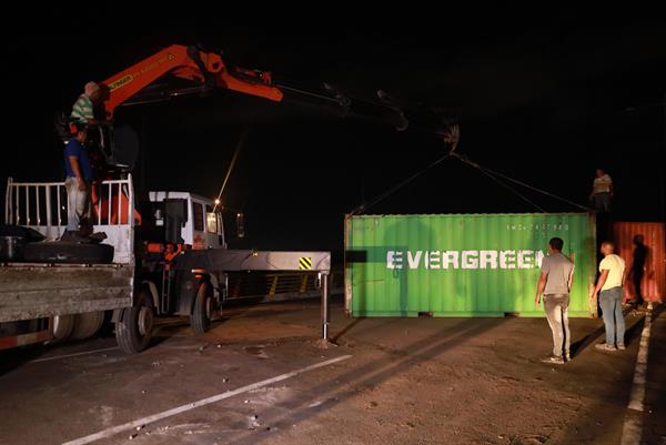 Fotografía de la remoción de los contenedores del Puente de Tienditas (frontera entre Venezuela y Colombia), en Táchira (Venezuela), el 13 de diciembre de 2022. EFE/ Mario Caicedo
