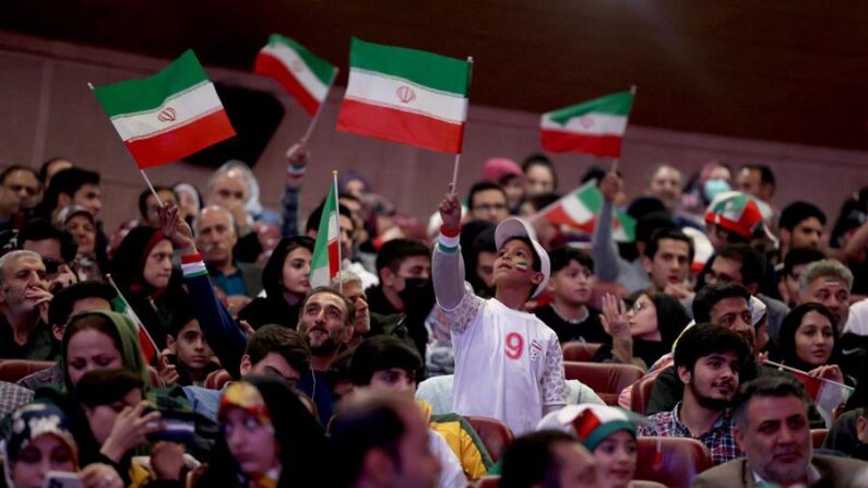 Los seguidores miran el partido entre Irán y Estados Unidos en Milad Sala en Teherán (Irán). EFE/EPA/STR