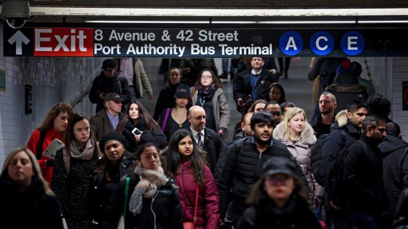 Fotografía de archivo en la que se registró a un grupo de pasajeros al entrar a una estación de metro, ubicada bajo la terminal de autobuses Autoridad del Puerto, en Nueva York (NY, EE.UU.). EFE/Justin Lane