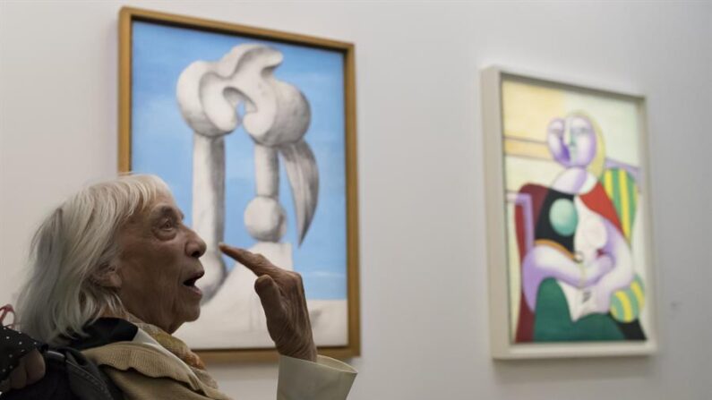 Maya Ruiz-Picasso posa frente a cuadros de su padre durante una visita a la exposición en el Museo Picasso en París (Francia) el 8 de octubre de 2017. EFE/EPA/Ian Langsdon/Pool 