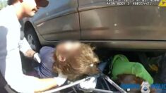VIDEO: Rescatan a una niña y a su abuela tras ser atropelladas y quedar atrapadas bajo un auto