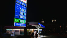 Precio de la gasolina podría superar los 4 dólares por galón el próximo año, según GasBuddy