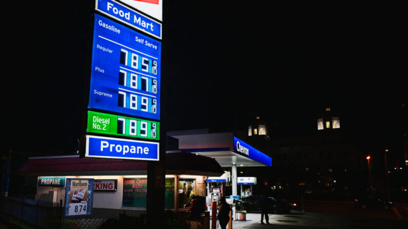 Los precios de la gasolina superaron con creces los 7 dólares por galón en las gasolineras de Los Ángeles, California, el 22 de junio de 2022. (Frederic J. Brown/AFP vía Getty Images)