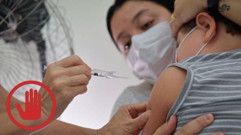 Imagen editada. Niño menor de 12 años recibe una dosis de la vacuna de Pfizer como parte de la campaña de inmunización contra la COVID-19 el 18 de enero de 2022 en Belo Horizonte, Brasil. (Pedro Vilela/Getty Images)
