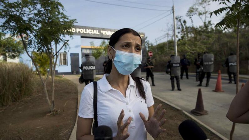 Fotografía de archivo, tomada en junio de 2021 en la que se registró a Margin Pozo, esposa del detenido periodista nicaragüense Miguel Mendoza, al atender a la prensas, en Managua (Nicaragua). EFE/Jorge Torres