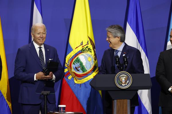 Foto de archivo del presidente de Estados Unidos, Joe Biden (i), junto al presidente de Ecuador, Guillermo Lasso (d). EFE/ Alberto Valdes
