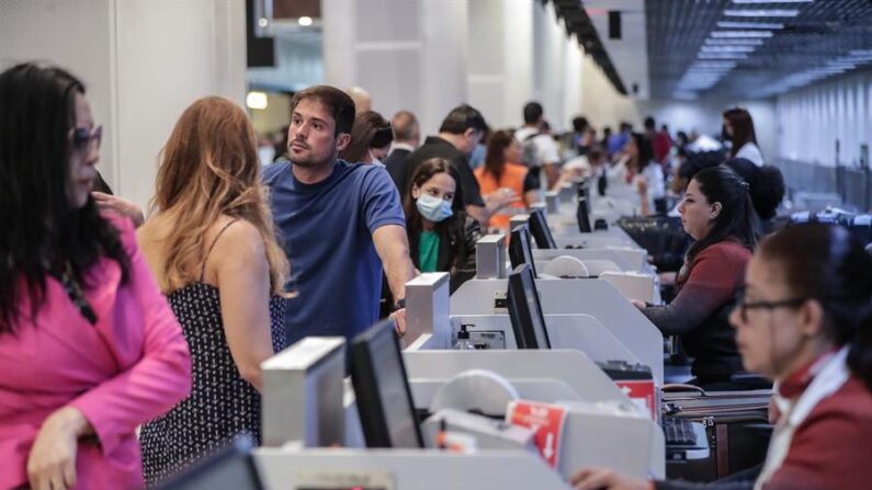 Pasajeros esperan para abordar vuelos retrasados a causa de la huelga de pilotos que piden mejoras salariales, el 19 de diciembre de 2022 en el Aeropuerto Santos Dumont, en Río de Janeiro (Brasil). EFE/André Coelho