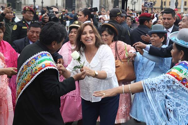 La nueva presidenta de Perú, Dina Boluarte, participa en una procesión de la Virgen de la Inmaculada Concepción de la ciudad de Puno, en la Plaza de Armas de Lima (Perú), el 8 de diciembre de 2022. EFE/Paolo Aguilar
