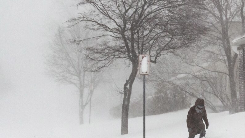 Una persona camina por la nieve profunda durante una tormenta invernal que afecta a gran parte de Estados Unidos, en Buffalo, Nueva York. (EFE/EPA/JALEN WRIGHT)