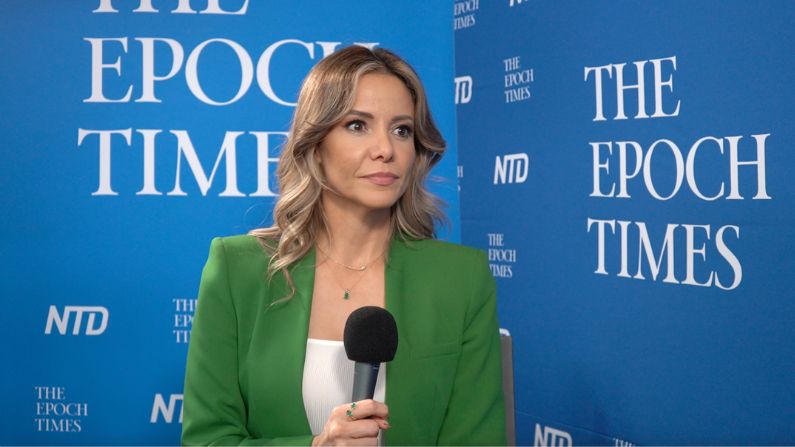 La presentadora y productora ejecutiva de Voz Media, Karina Yapor, en una entrevista con The Epoch Times durante la primera edición de la Conferencia Política de Acción Conservadora (CPAC) en México, el 19 de noviembre de 2022, Ciudad de México. (Captura de pantalla/The Epoch Times)