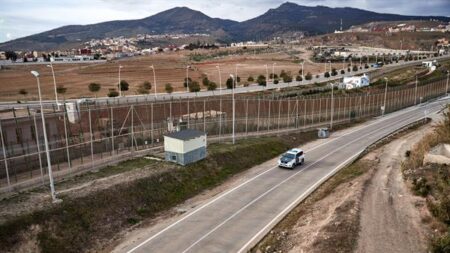 Inmigrante entra a Melilla volando en parapente para superar la valla fronteriza