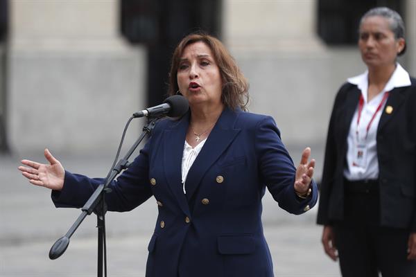 La nueva presidenta de Perú, Dina Boluarte, ofrece declaraciones, en el Palacio de Gobierno en Lima (Perú). EFE/ Paolo Aguilar
