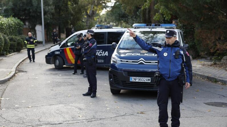 Agentes de la Policía Nacional española en la entrada de la Embajada de Ucrania en Madrid este 30 de noviembre, después de que un empleado de la misión diplomática resultase herido después de que explotara una carta bomba. EFE/Chema Moya